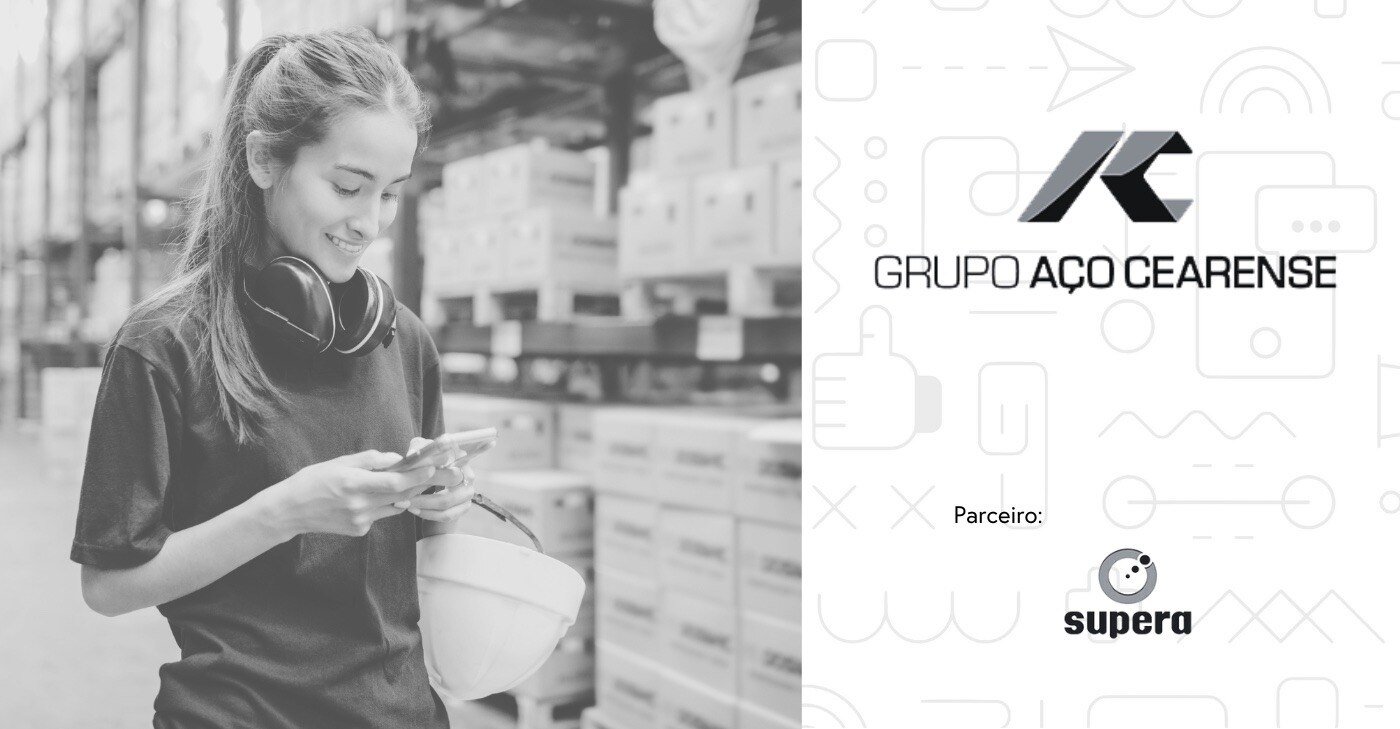 Mulher em um galpão segurando celular. Logo do Grupo Aço Cearense e da Supera Comunicação