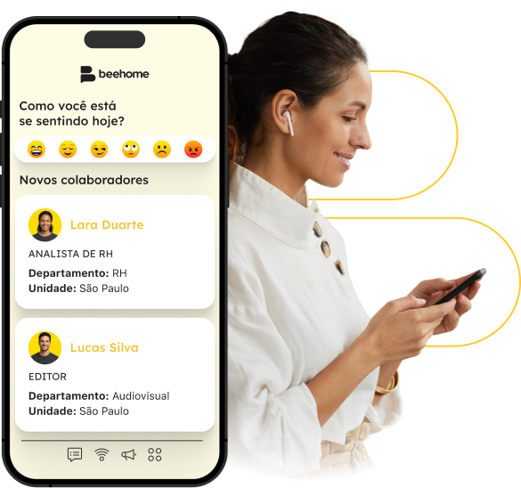 Mulher sorrindo utilizando o aplicativo Beehome no celular. A interface exibe a funcionalidade de pesquisa de clima diária com emojis e a lista de novos colaboradores, facilitando a integração e a gestão de pessoas. Mulher sorrindo utilizando o aplicativo Beehome no celular. A interface exibe a funcionalidade de pesquisa de clima diária com emojis e a lista de novos colaboradores, facilitando a integração e a gestão de pessoas.