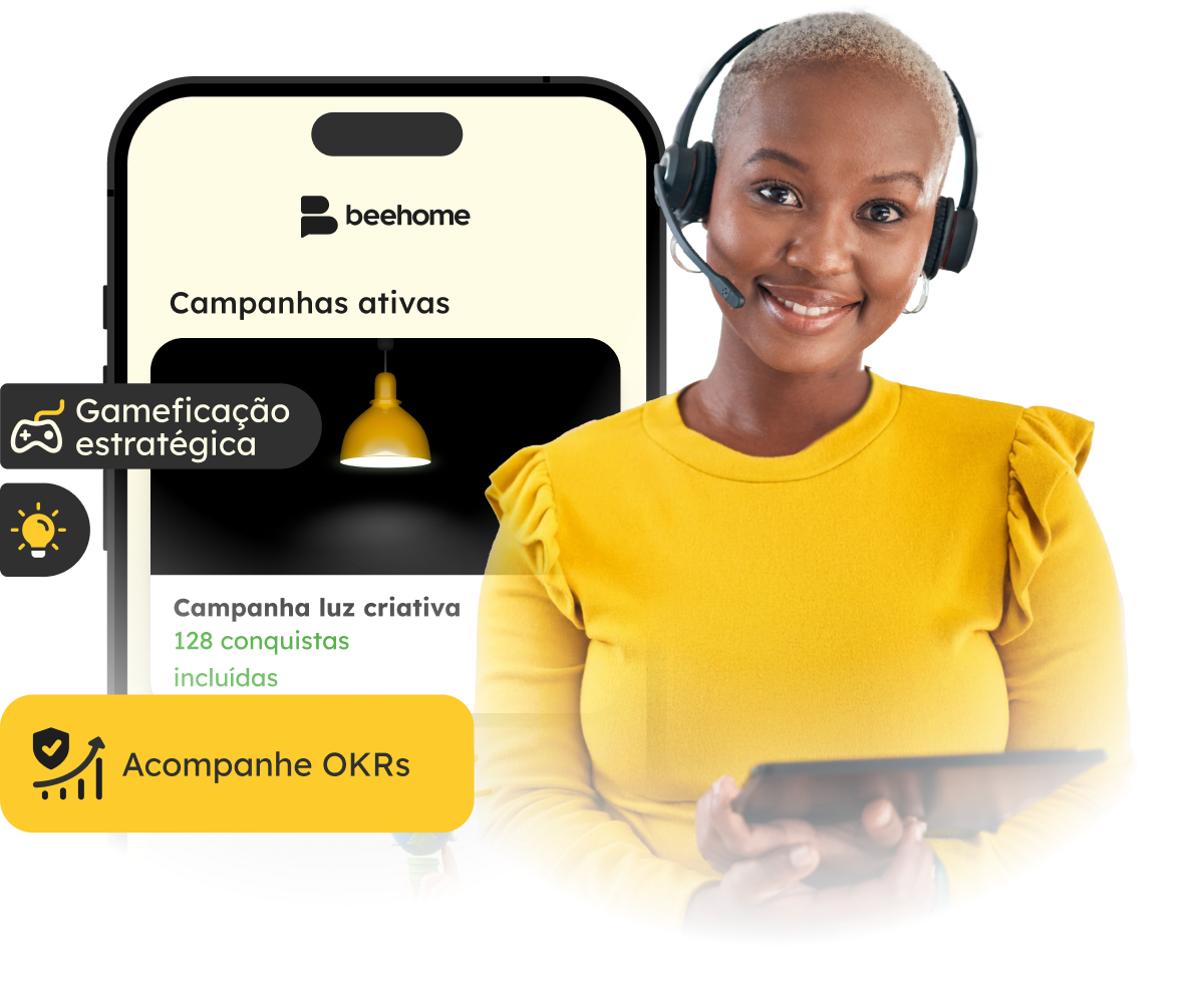 Colaboradora sorrindo com headset e tablet, ao lado da interface móvel da Beehome com gamificação, campanhas ativas e OKRs. Colaboradora sorrindo com headset e tablet, ao lado da interface móvel da Beehome com gamificação, campanhas ativas e OKRs.