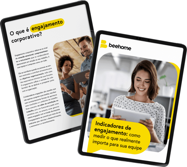 A imagem exibe duas telas de tablet sobrepostas, mostrando o conteúdo digital da empresa beehome. A tela de trás apresenta a definição de "O que é engajamento corporativo?", com texto e uma foto de três pessoas em um ambiente de trabalho. A tela da frente, em destaque, tem uma foto de uma mulher sorrindo e segurando um tablet, sobre um fundo amarelo com um texto que diz "Indicadores de engajamento: como medir o que realmente importa para sua equipe". As telas, com um design alinhado e moderno, promovem o conteúdo da beehome sobre a importância do engajamento no ambiente de trabalho.